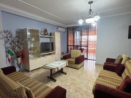Jepet me qera Apartamenti 2+1+2 , zona 21 dhjetori prane Joenes , cmimi 700 mije leke  