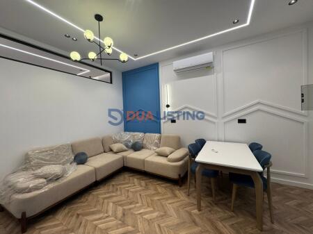 Jepet me Qira apartament 2+1 me ballkon dhe mobilim modern  në Tiranë