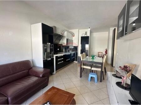 Jepet me qira Apartament 2+1 në Fresk !