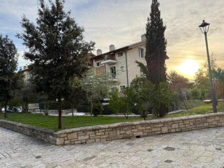 🏡 Appartamento 3+1+2 con cortile 400 m² nella residenza “Secret Garden”, TEG