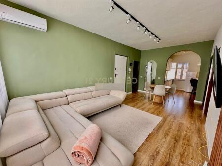 Jepet apartament për qira 2+1 në Rrugën e Durrësit
