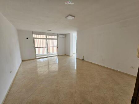 Zyre me Qera 2+1 tek Ish Ekspozita (ID BZ2716) Tirane​