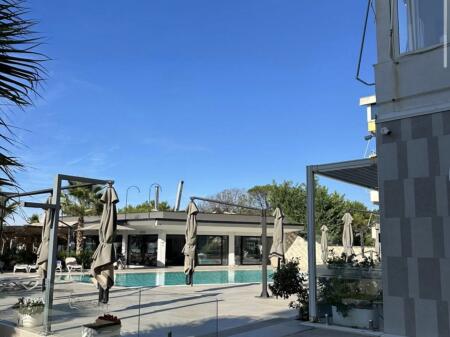 🏡 SHITET APARTAMENT 1+1+ Ballkon 🌊SEA VIEW  📍 Qerret 💰 Çmimi: 120,000 € (Apartamenti) 💰 Çmimi Garazhi: 25,000 € (mund të shiten veç e veç ose bashkë) 📐 Sipërfaqe Apartamenti: 60 m² 📐 Sipërfaqe Garazhi: 20 m² 🏢 Kati: 1 banim 🏢 Pallati: i ri 🌅 Pamje anësore nga deti 💳 Financim me kredi: ❌ jo 📍 Orientimi: Jug – Perëndim 📝 Përshkrimi i Pronës: Shitet apartament 1+1 në një nga zonat më të qeta dhe të kërkuara të Qerretit, vetëm pak hapa larg detit. Prona ndodhet në katin e parë banim, duke ofruar akses të lehtë dhe komoditet për përdorim gjatë gjithë vitit. 🚘 Garazhi privat prej 20 m², me qepen sigurie, ofrohet si opsion shtesë (mund të blihet veçmas ose bashkë me apartamentin). Ky apartament është një mundësi shumë e mirë investimi si për përdorim personal, ashtu edhe për qira sezonale turistike. ____________________ PER ME SHUME INFORMACION👇 ENDRI CANI Whatsapp/viber •INSTAGRAM: @endricani_goldkey_realestate •Facebook: Endri Gold Key RealEstate ■Adresa :  Zyra: Rruga Aleksander Goga Ngjitur me EHW Durres  Zyra : Rruga Egnatia Qender Durres Zyra : Lagja 13, Plazh Durres
