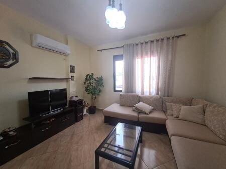 Jepet me qera apartament 2+1+2 ne Laprake prane Kupoles