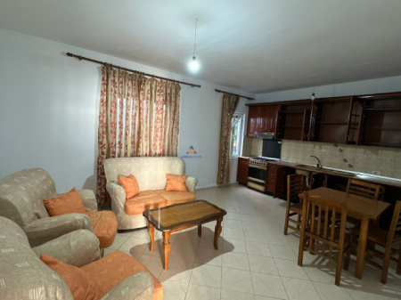 AFFITTASI CASA PRIVATA 2+1+CORTILE "VIA HYSEN SELMANI,5 MAGGIO" 450 EURO
