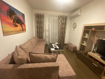 2+1,arredato via peti lago asciutto,prezzo 600 euro