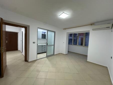 Ambjent per zyra me qira perballe Ministrise se Arsimit!