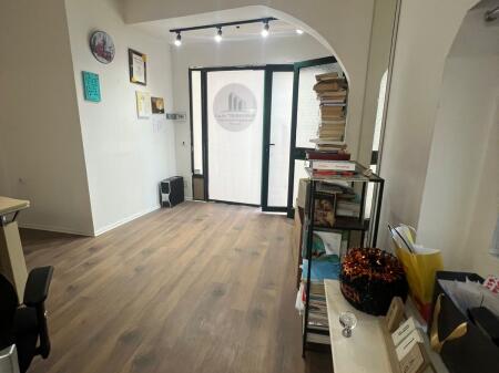 AMBIENT ME QIRA AFER KRISTALIT