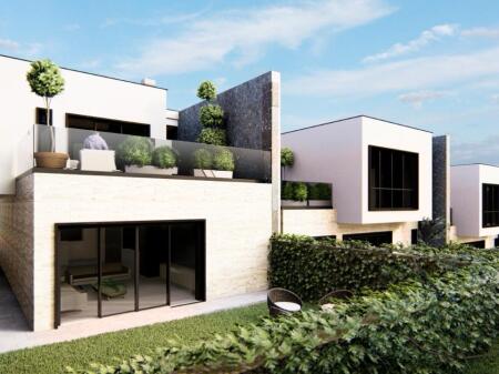 Shitet Vilë 2-Katëshe në Ali Demi, Tiranë – Verandë & Parkim