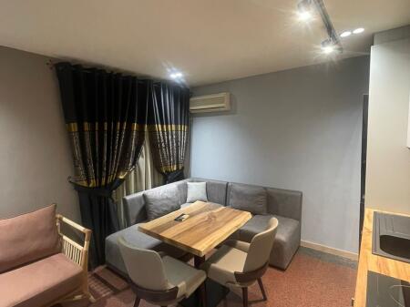 Jepet me qera apartament 1+1,700 euro,në katin e 2-të, ne qender tek Taiwani