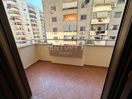 KOMUNA E PARISIT, APARTAMENT ME QIRA PER ZYRA