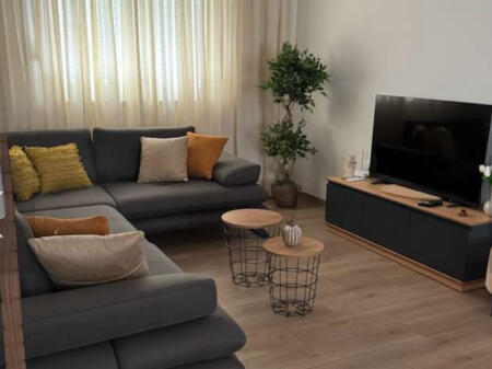 Jepet apartament 2+1 me qera ne Qender te Tiranes , kafe flora