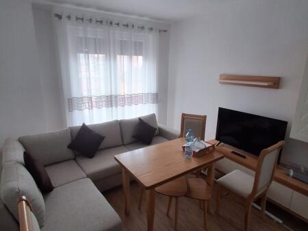 Jepet Apartament me Qera 2+1 Te rr e Dibres ne qender