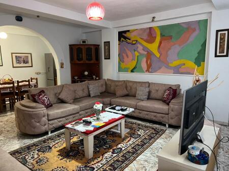 Jepet me qera apartament 2+1+2, Prane Qendres