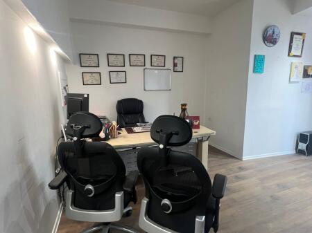 Zyre me Qera, Kristal Center, Komuna e Parisit