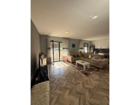 Shitet, Apartament 2+1, Rruga 5 Maji, Tiranë.