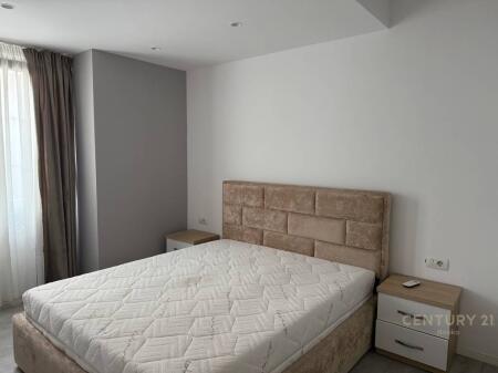 Apartament me qera 1+1 ne Laprake, pas Spitalit Ushtarak. Apartamenti eshte totalisht i mobiluar edhe investuar. Cmimi perfshin 15% e Tatimit. Ju lutem shikoni vendodhjen ne fund te link❗️❗️  Informacion mbi Apartamentin: •Kati i 2 banim ose 3 teknik •Sipërfaqe Bruto: 70M2 •Sipërfaqe Neto : 64M2 •Kubaturë e Rregullt • Ndricim Natyral Organizimi: •Korridor shpërndarës •Sallon i Bollshem •1 Dhoma Gjumi •1 Tualet • Sistem ngrohje ne cdo dhome   Për një vizite në pronë më kontaktoni❗️