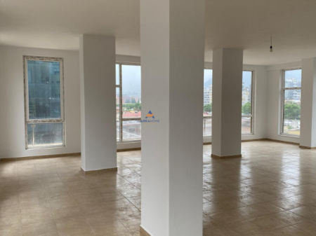 JEPET AMBIENT ME QERA 200M2 "ISH STACIONI I TRENIT" 2500 EURO