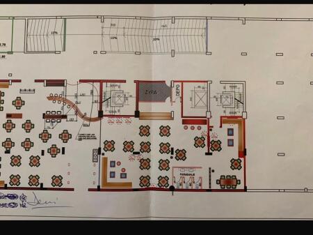 Si affittano due locali di 400 m² ciascuno ai piani 0 e -1 a Bllok nella via di Lsi.