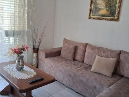 🏠Ne zonen e Alliasit,Rr.Zef Bumci jepet me qera kati i II-te i nje vile,2+1+2,i mobiluar.45,000Leke