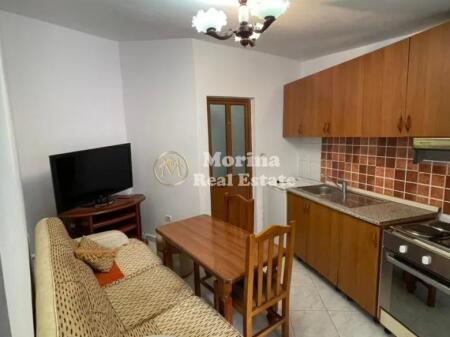 Hyrje 1+1, te Komuna e Parisit,  300 euro/muaj