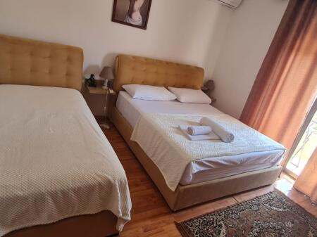 Jepet me qera apartament 1+1, mbrapa Viles Gold. Prona lirohet ne fund te muajit nentor