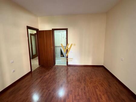 JEPET ZYRE 118 M2 ME QIRA TE KOMUNA E PARISIT 75.000 LEKE