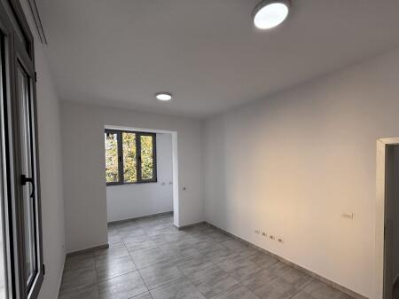 ZYRE ME QERA 75 M2 RRUGA E DIBRES 500 EURO