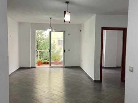 Jepet apartament 3+1 me qera ne Misto Mame, i pa mobiluar (banim ose zyra)
