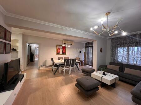 JEPET ME QIRA APARTAMENT 3+1+2 NË QENDËR, PRANË PIAZZËS