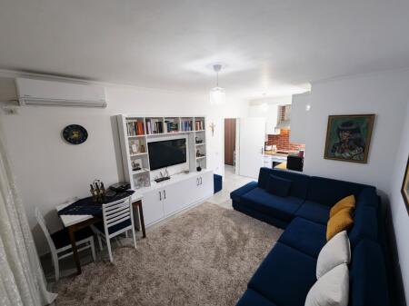 Jepet me qera Apartamenti 1+1, Fresk , Kompleksi i Tom Doshit . 400 euro i diskutueshem