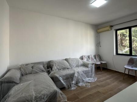 Jepet me qera apartament 1+1 te Shkolla e Bashkuar
