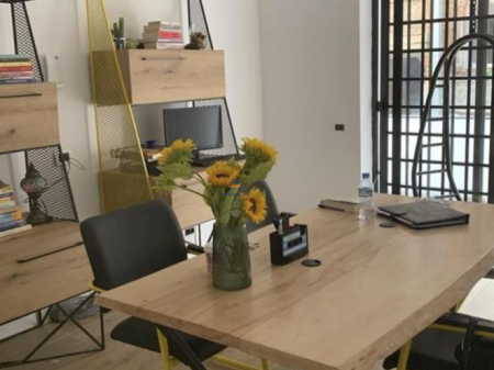 JEPET ZYRE ME QERA 110M2 "RRUGA E DURRËSIT" 1000 EURO.