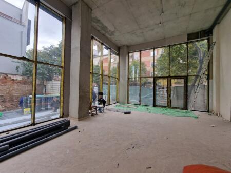 CORNER, BUZE RRUGE KRYESORE 160M2 Ambient Komercial me Qira – Rruga e Barrikadave, Qendër, Tiranë 6,000 € /Muaj