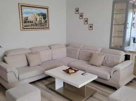 Apartament Me Qera 2+1+2 Tek Komuna e Parisit (ID B2201421) Tirane