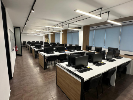 VENDESI ATTIVITÀ COMMERCIALE (UFFICIO) 374M2 "USLUGA, STAZIONE DEL TRENO" 17.000 EURO