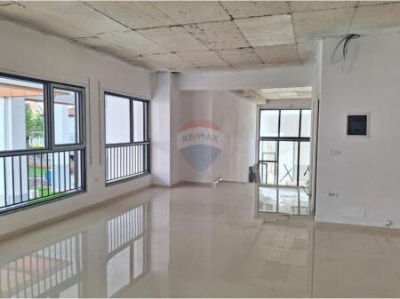 Qemal Stafa Street, Tirana, Shop For Sale!
