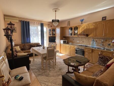 APARTAMENT ME QERA 2+1 – PRANË HOTEL ADRIATIK, PLAZH