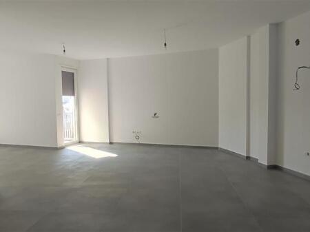 ZYRE ME QERA 220 M2 RRUGA E DIBRES 2500 EURO NETO