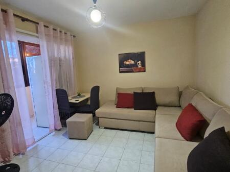 Jepet me qera apartament 1+1 300 euro te gjykata