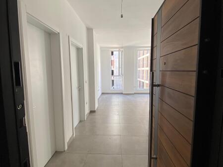 Tirane, affittasi dal Proprietario, senza commissione appartamento 1+1+Annesso+Balcone Piano 1, 70 m²  (nuovo viale complesso Avid)
