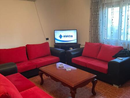 Fabrika e Miellit Apartament 2+1+  2 poste parkimi. Jepet me qera kati i dyte i nje vile private me hyrje te dedikuar.