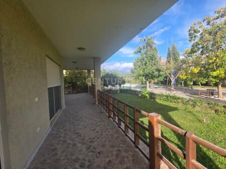 🏡 Villetta su 3 piani in vendita a Baldushk – Oasi di tranquillità e potenziale