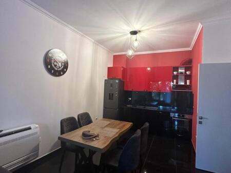Jepet me qera apartament 1+1 te Farmacia 10