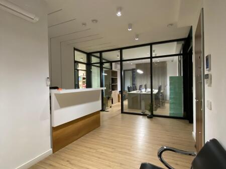 Jepet zyrë me qira – Qendër, pranë Bulevardit Zogu i Parë