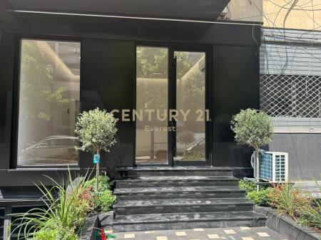 NEAR SQUARE 21, WE RENT COMMERCIAL SPACE 800 € /Month