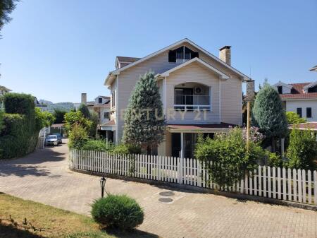 TEG, Vilë 3-katëshe me qira në Garden Villas