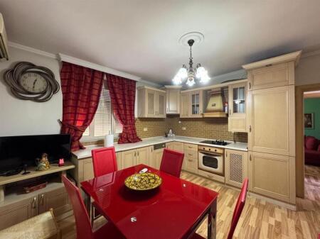 2+1,kat 3 pallat ekzistues,te rruga fortuzi,cmimi 650 mije leke