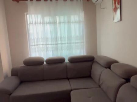 Shitet apartament 1+1 në zonën e Pallateve Çabej