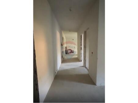 Shitet Apartament 2+1+2 pranë rrethit të Shkozës !